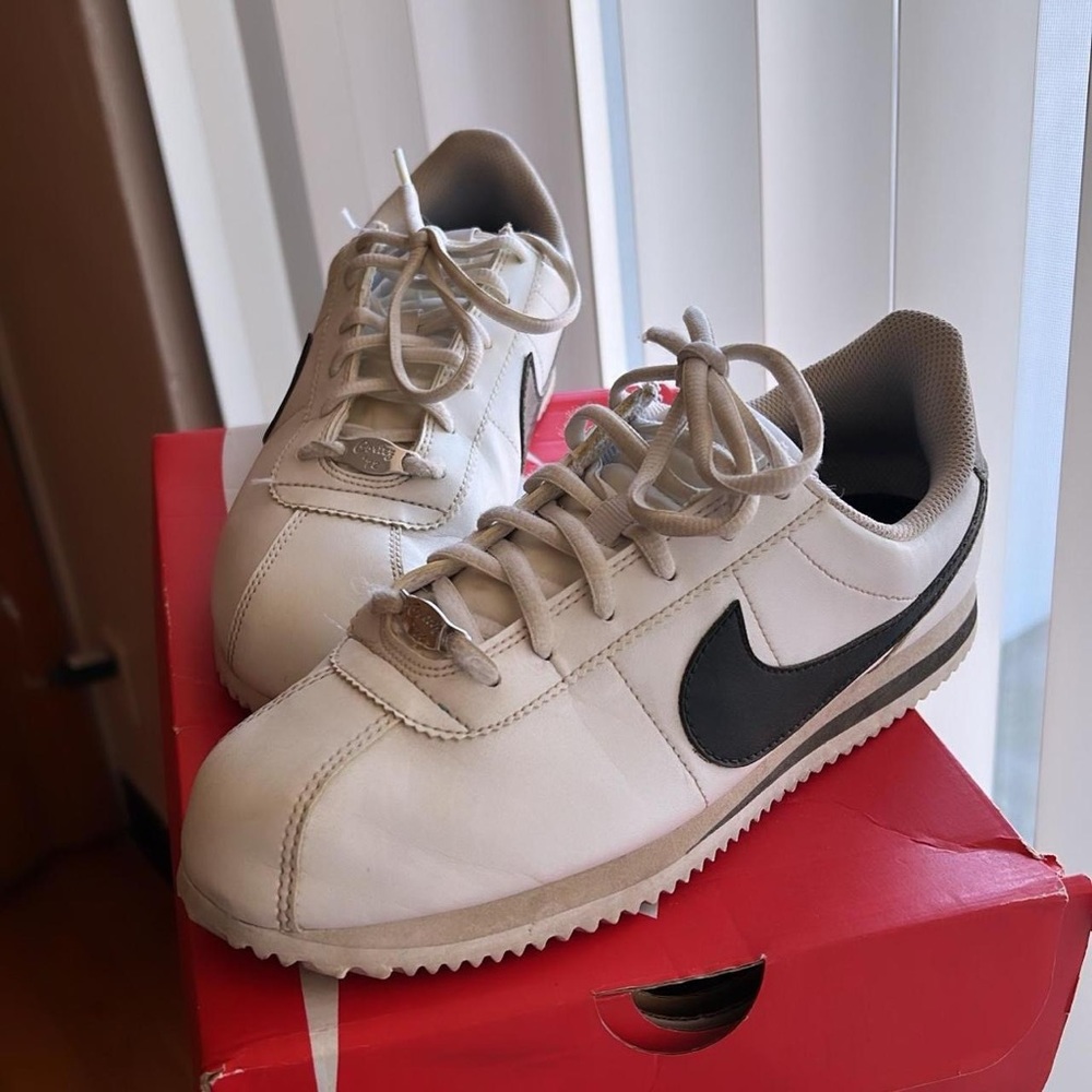 WOMENS NIKE CORTEZ SIZE 7Y
PRETTY GOOD CONDITION